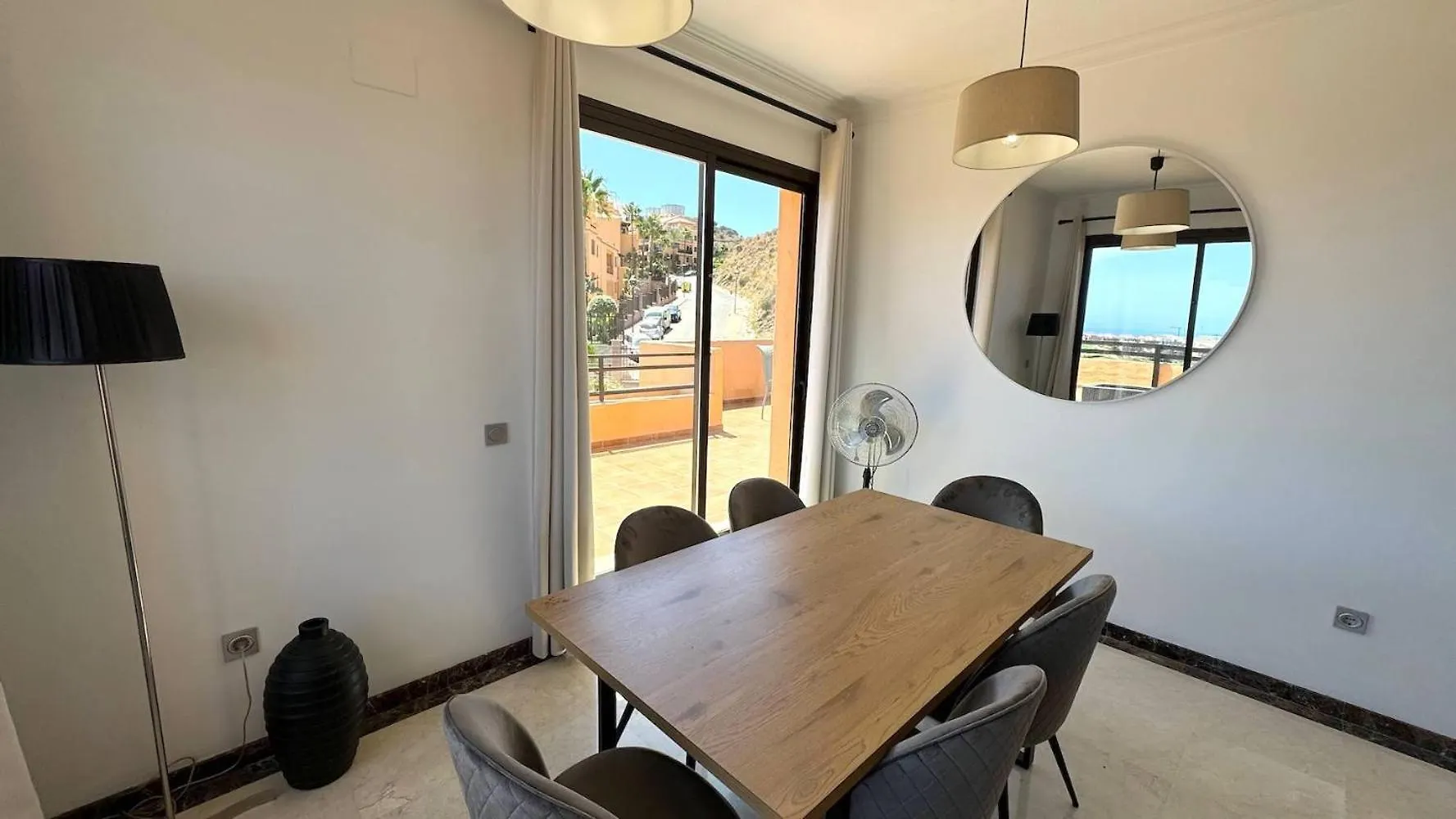 Tranquil Hideaway With Sun-Drenched Ample Terrace Apartment Malaga
