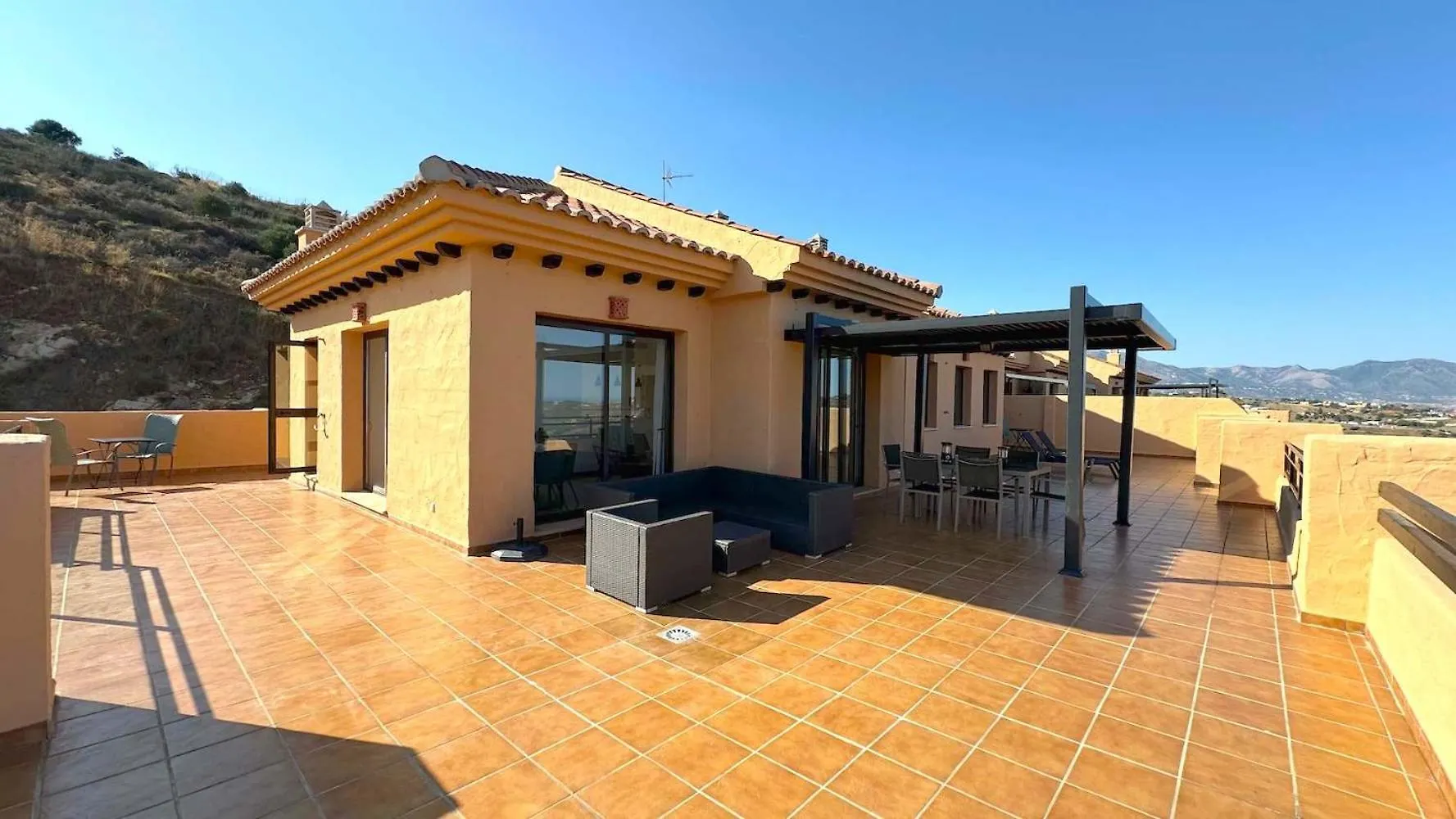 Tranquil Hideaway With Sun-Drenched Ample Terrace Apartment Malaga